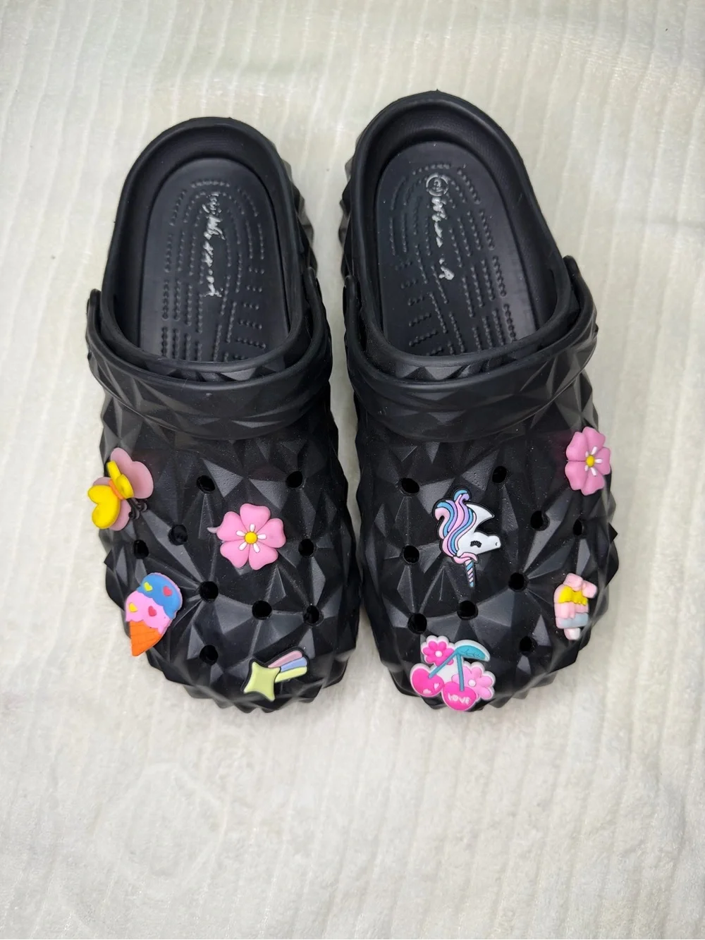 Crocs Black Textured Clog Sandals with Charms - Size 40 / US 9